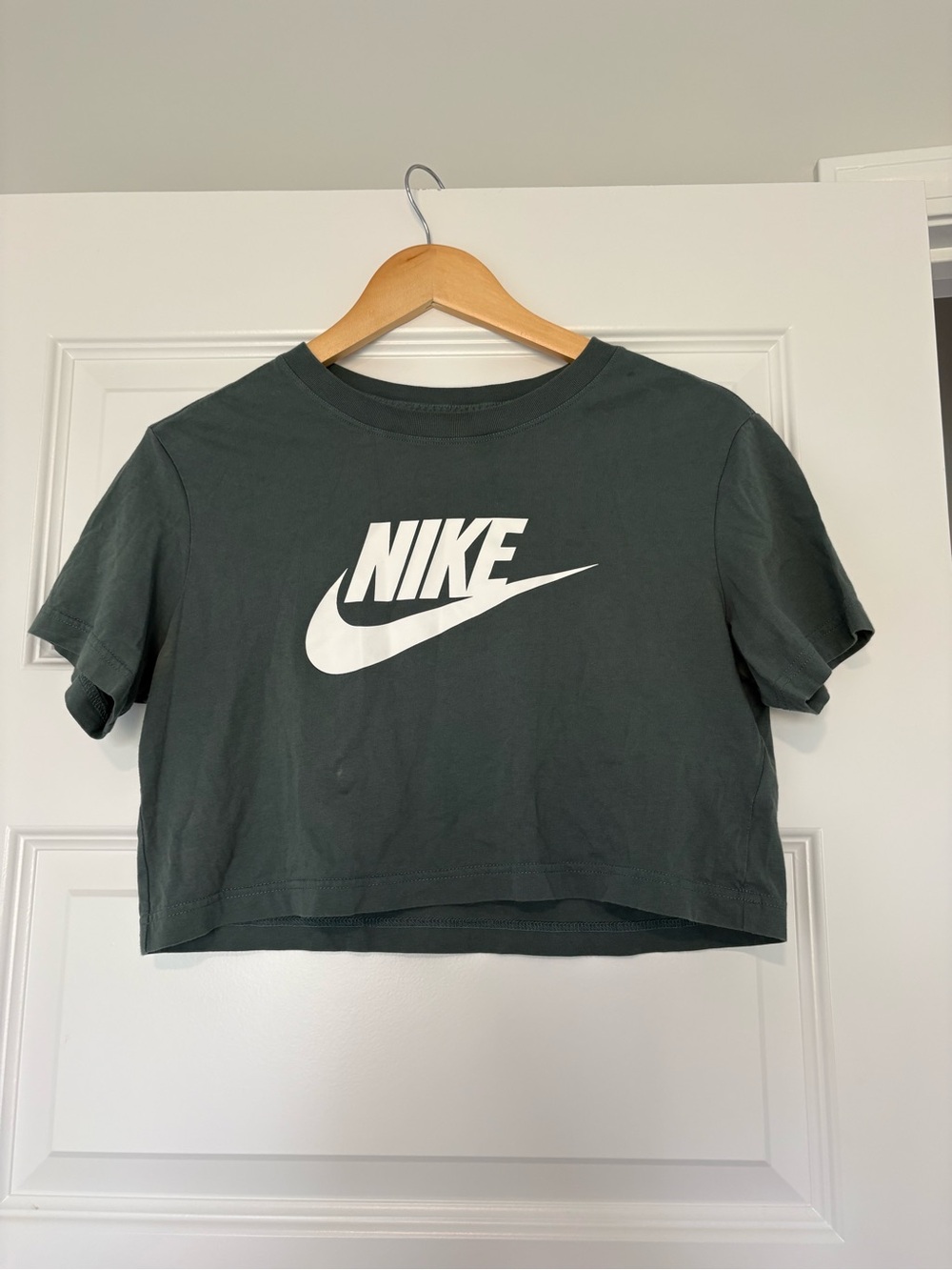 Nike Cropped Logo Tee in Dark Green Size XS Workout Wear